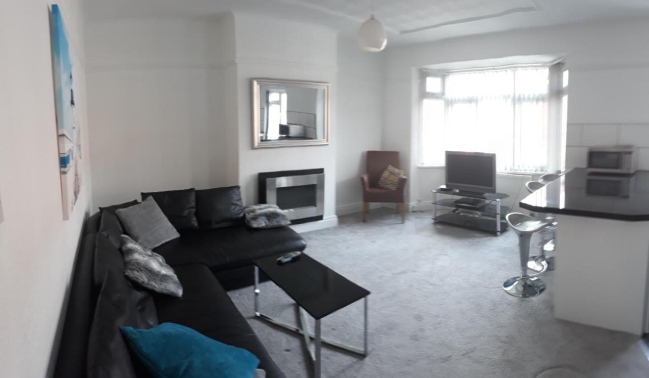 Marine Lake Apartment Уест Кърби Екстериор снимка