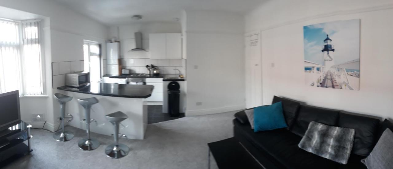 Marine Lake Apartment Уест Кърби Екстериор снимка